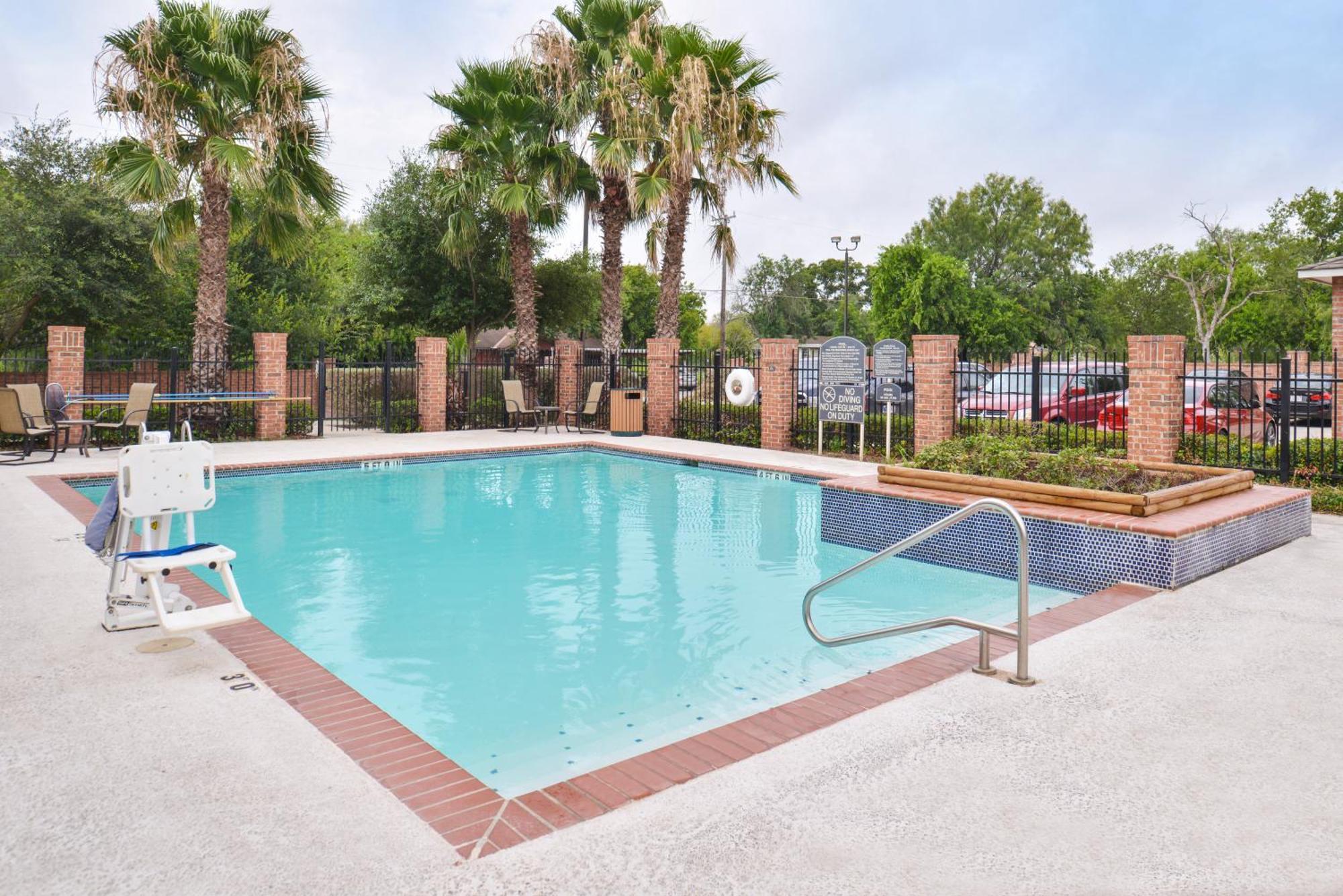 Holiday Inn Express & Suites San Antonio South Экстерьер фото