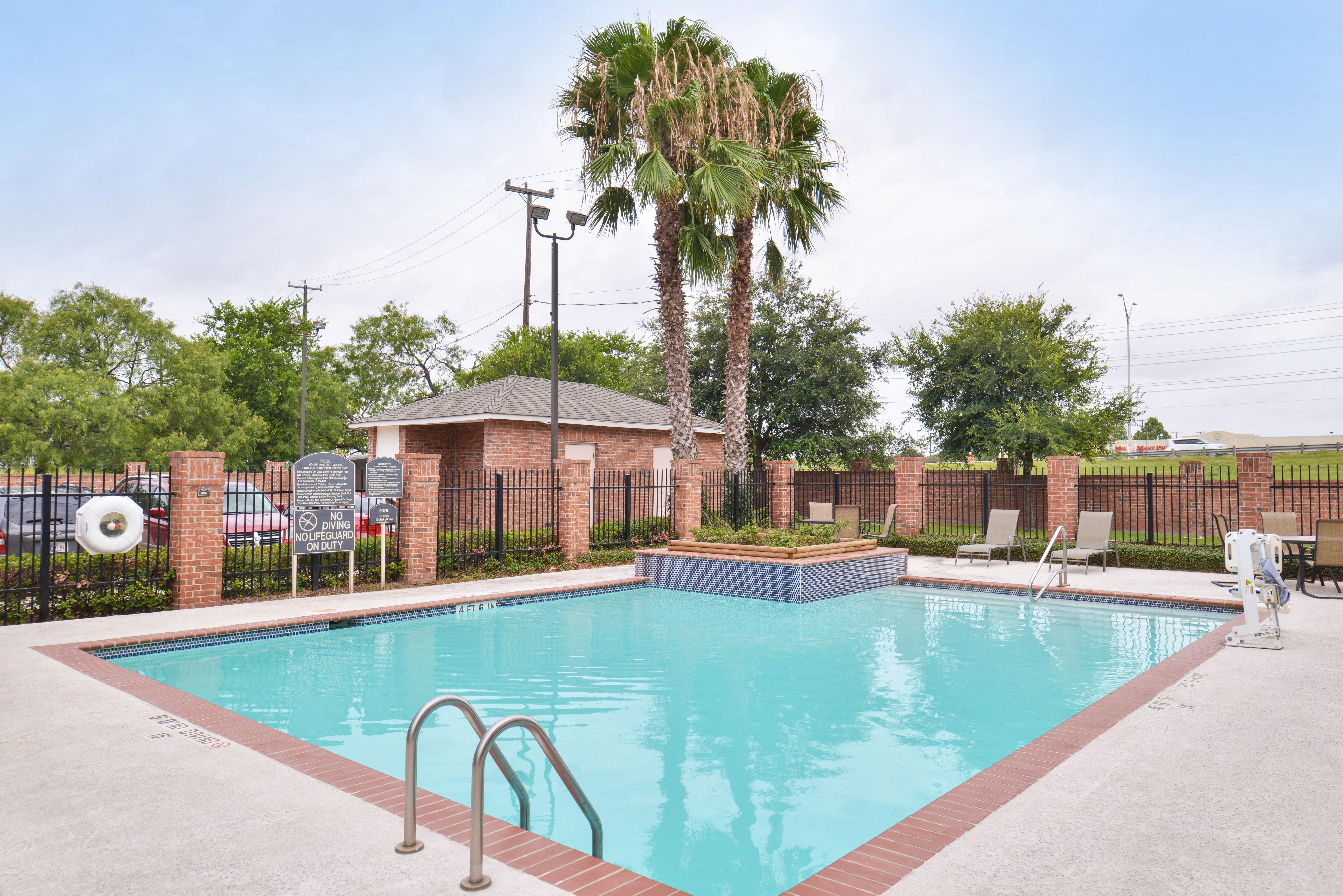 Holiday Inn Express & Suites San Antonio South Экстерьер фото