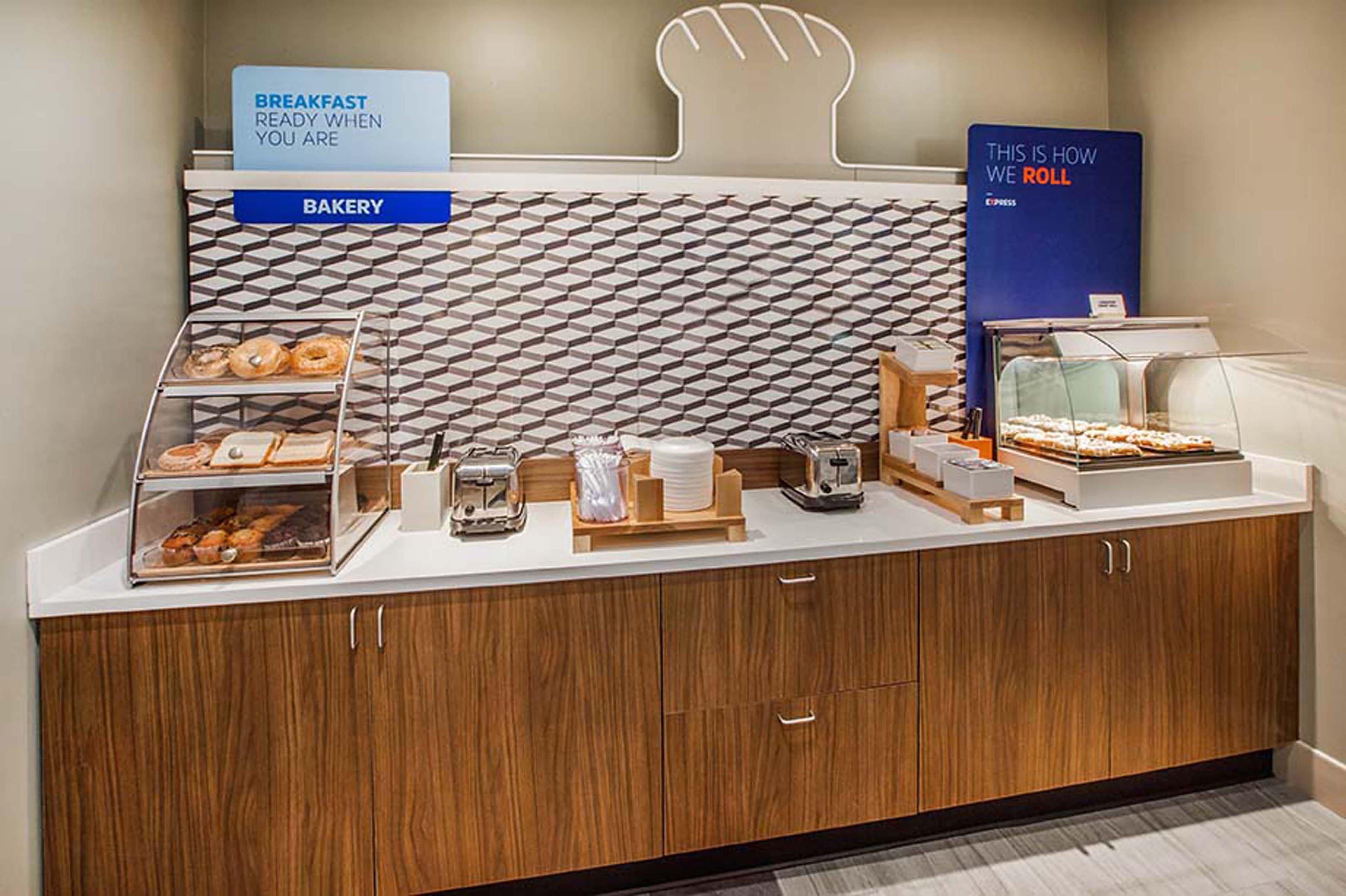 Holiday Inn Express & Suites San Antonio South Экстерьер фото