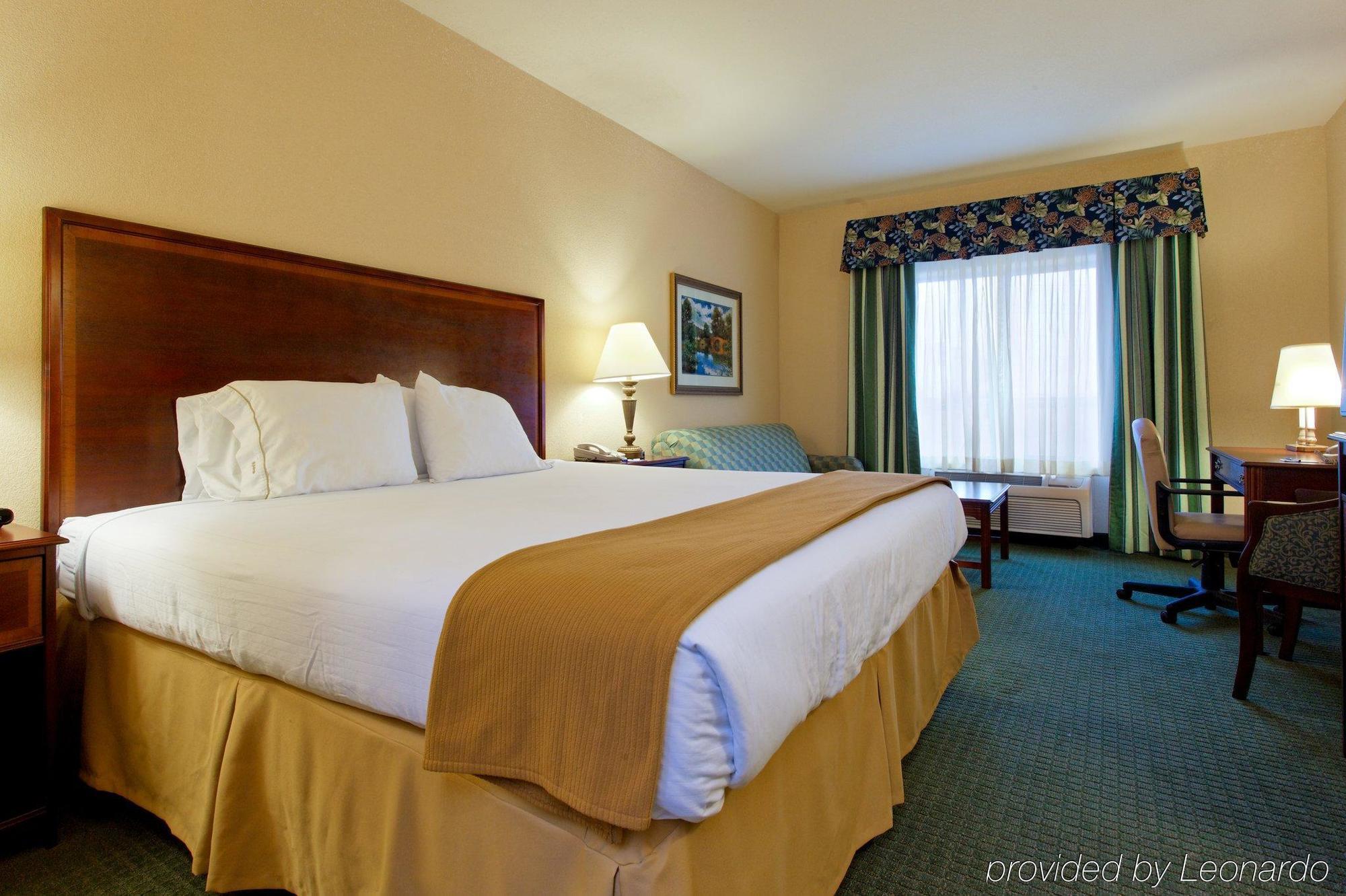 Holiday Inn Express & Suites San Antonio South Номер фото