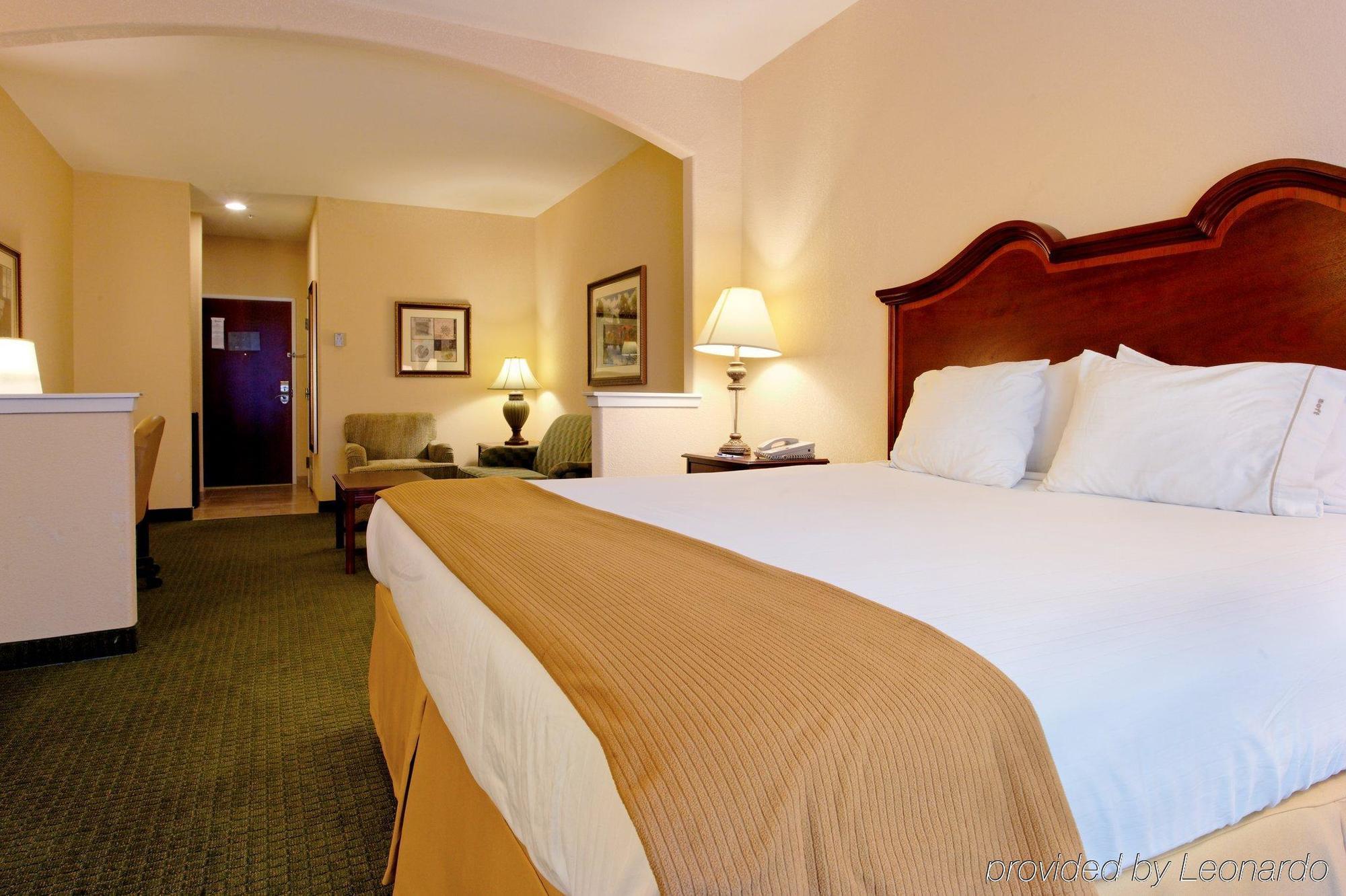 Holiday Inn Express & Suites San Antonio South Экстерьер фото