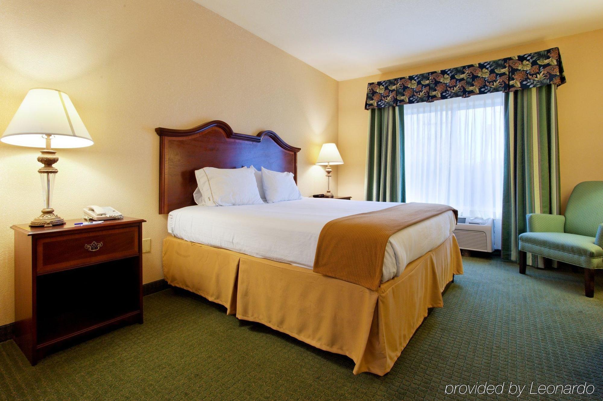 Holiday Inn Express & Suites San Antonio South Экстерьер фото